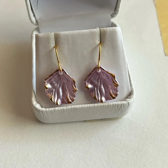 3/$20 Lilac Purple Gold Tone Faux Sea Shell Ocean Beach Dandle Earrings - Picture 1 of 3